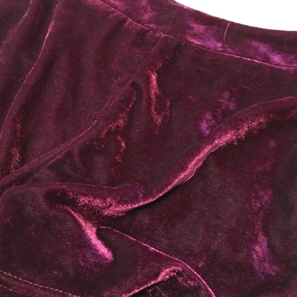TOBI Red Wine Velvet High-waist Shorts S Like New - Picture 4 of 4
